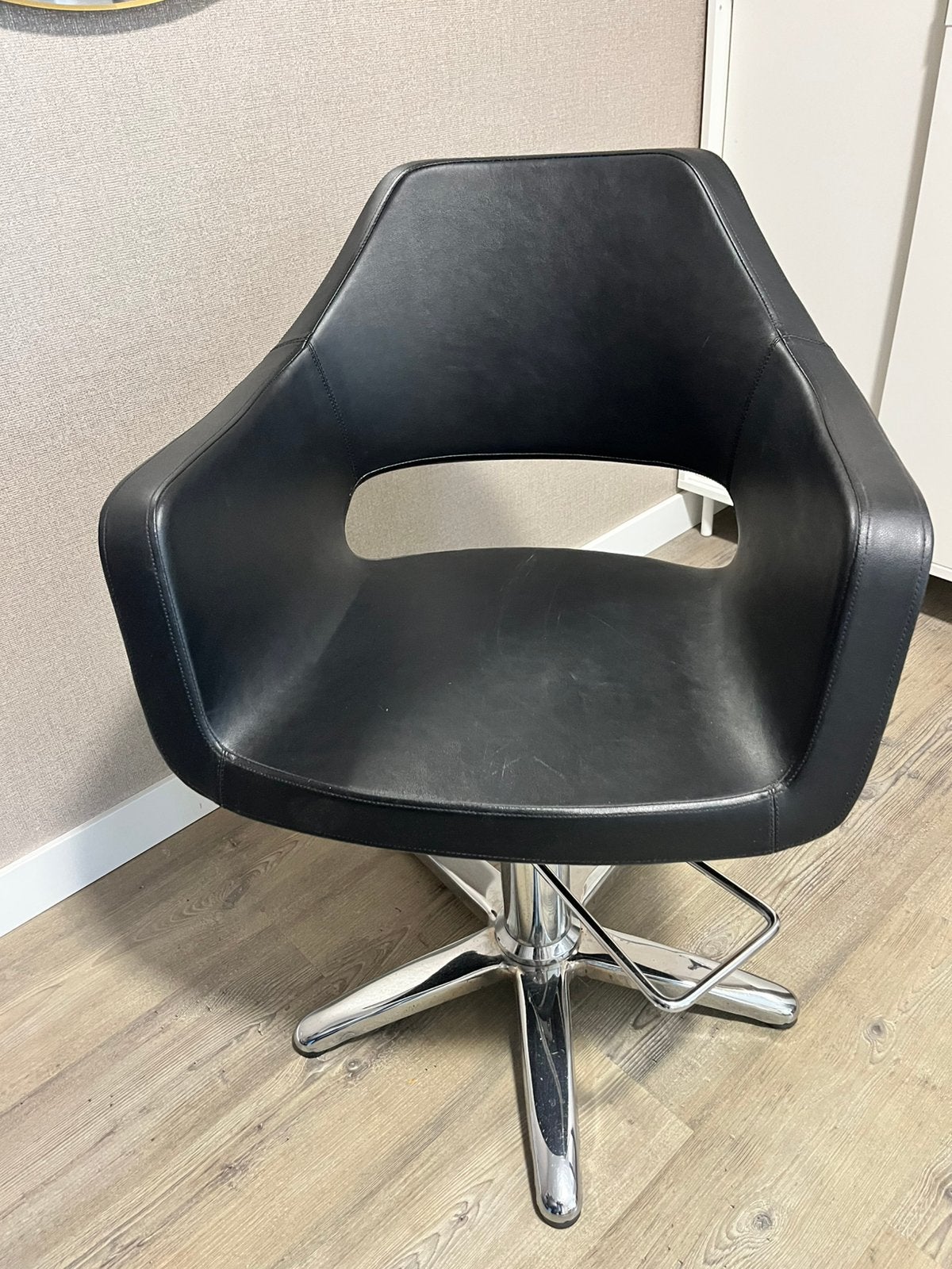 Goed uitziende kapperstoel, Huis en Inrichting, Stoelen, Ophalen