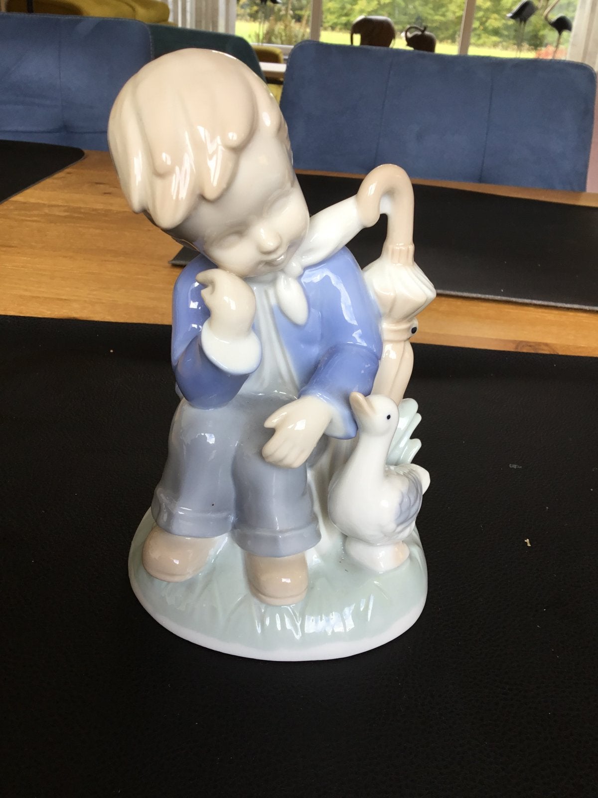 Vintage - Porseleinen Jongen met Paraplu en eend., Antiek en Kunst, Ophalen of Verzenden