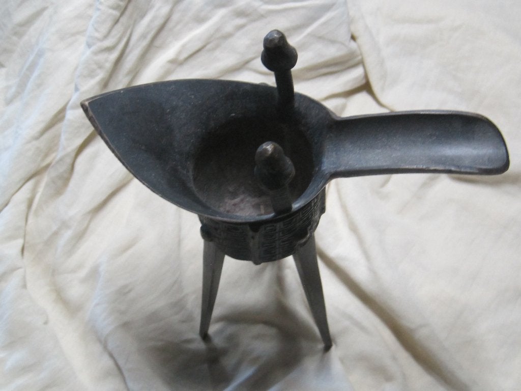 Chinese archaistic rituele bronzen wijn pot 'jue' (爵), Ophalen, Brons