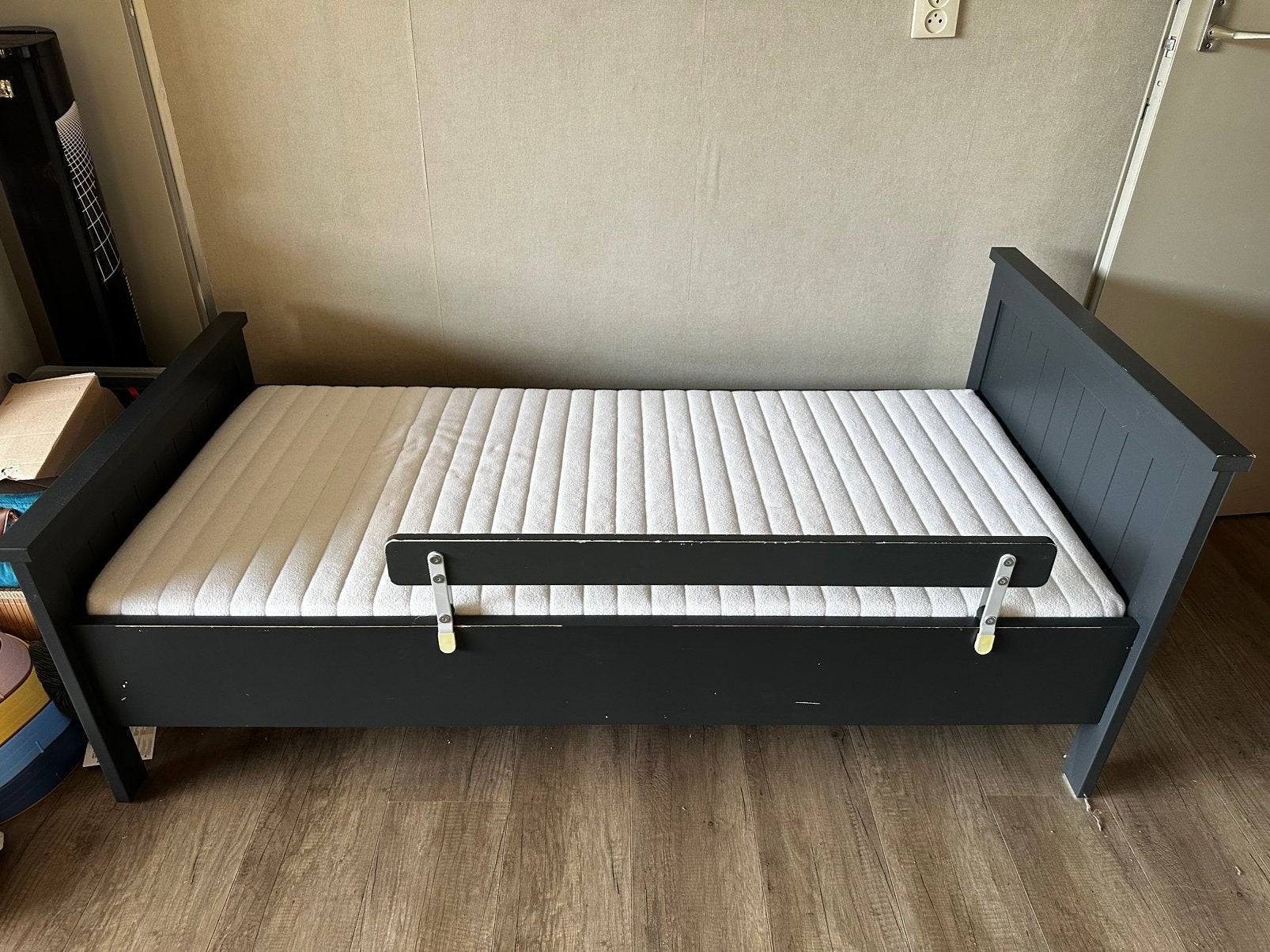 Coming Kids Juniorbed 70x150 met veel beddengoed & 4s-dekbed, Ophalen, Gebruikt, 190 cm of minder, Grijs