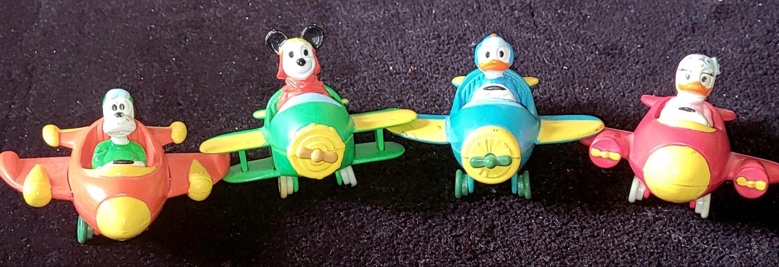 Vier verschillende Disney vliegtuigjes Mickey Donald Goofy, Verzenden, Mickey Mouse, Gebruikt, Beeldje of Figuurtje