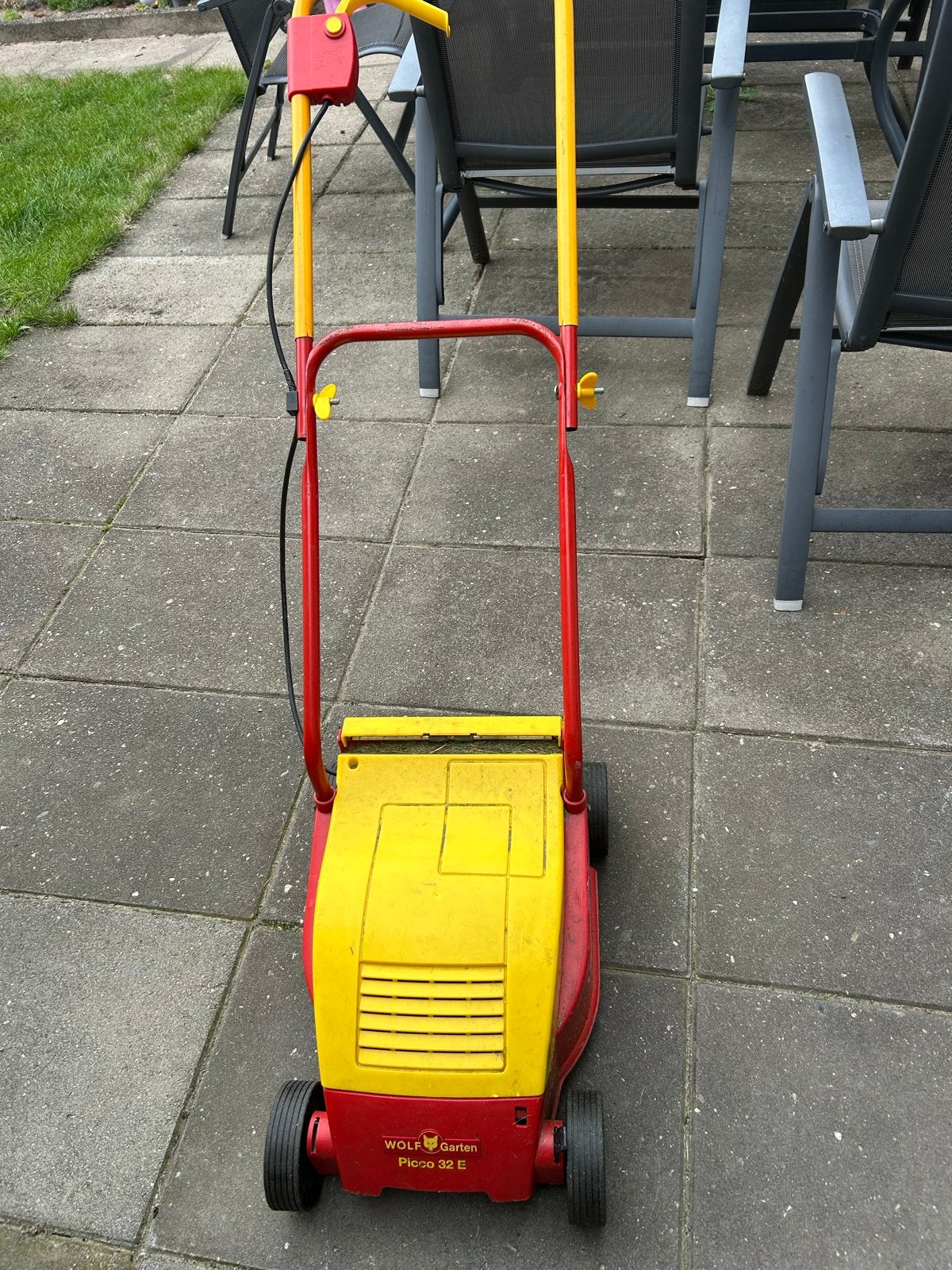 gratis grasmaaier is wel kapot, Tuin en Terras, Grasmaaiers, Ophalen, Cirkelmaaier, Gebruikt, Elektrische grasmaaier