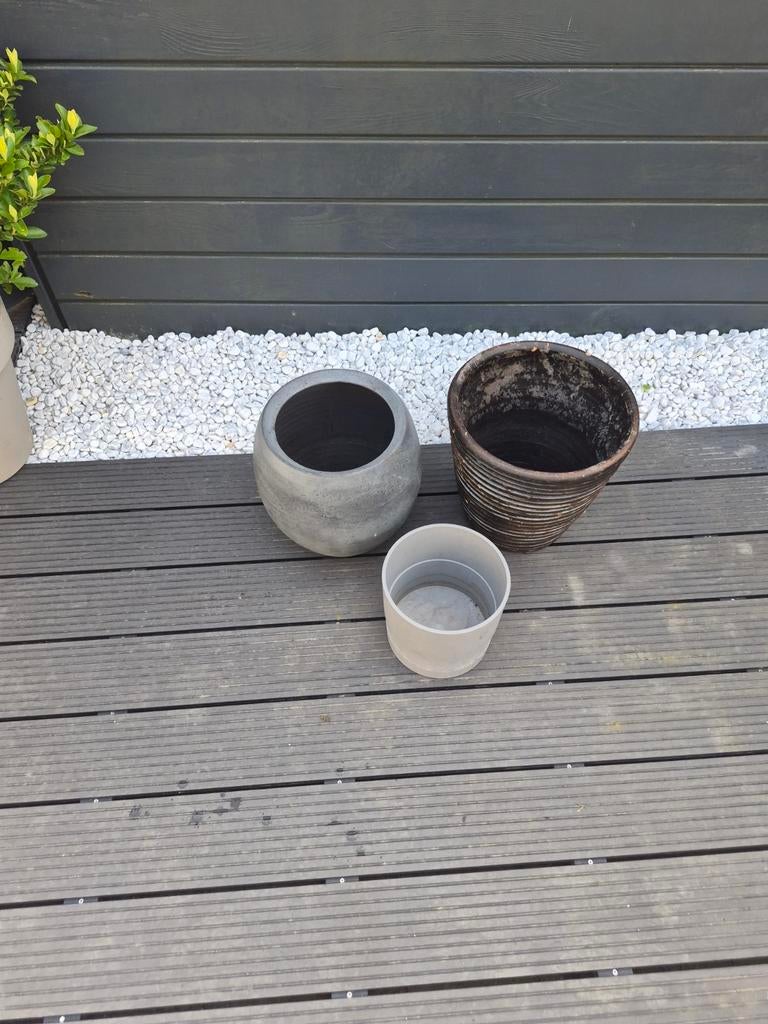 Drie stenen bloempotten voor binnen, Tuin en Terras, Steen, Rond, Binnen, Zo goed als nieuw