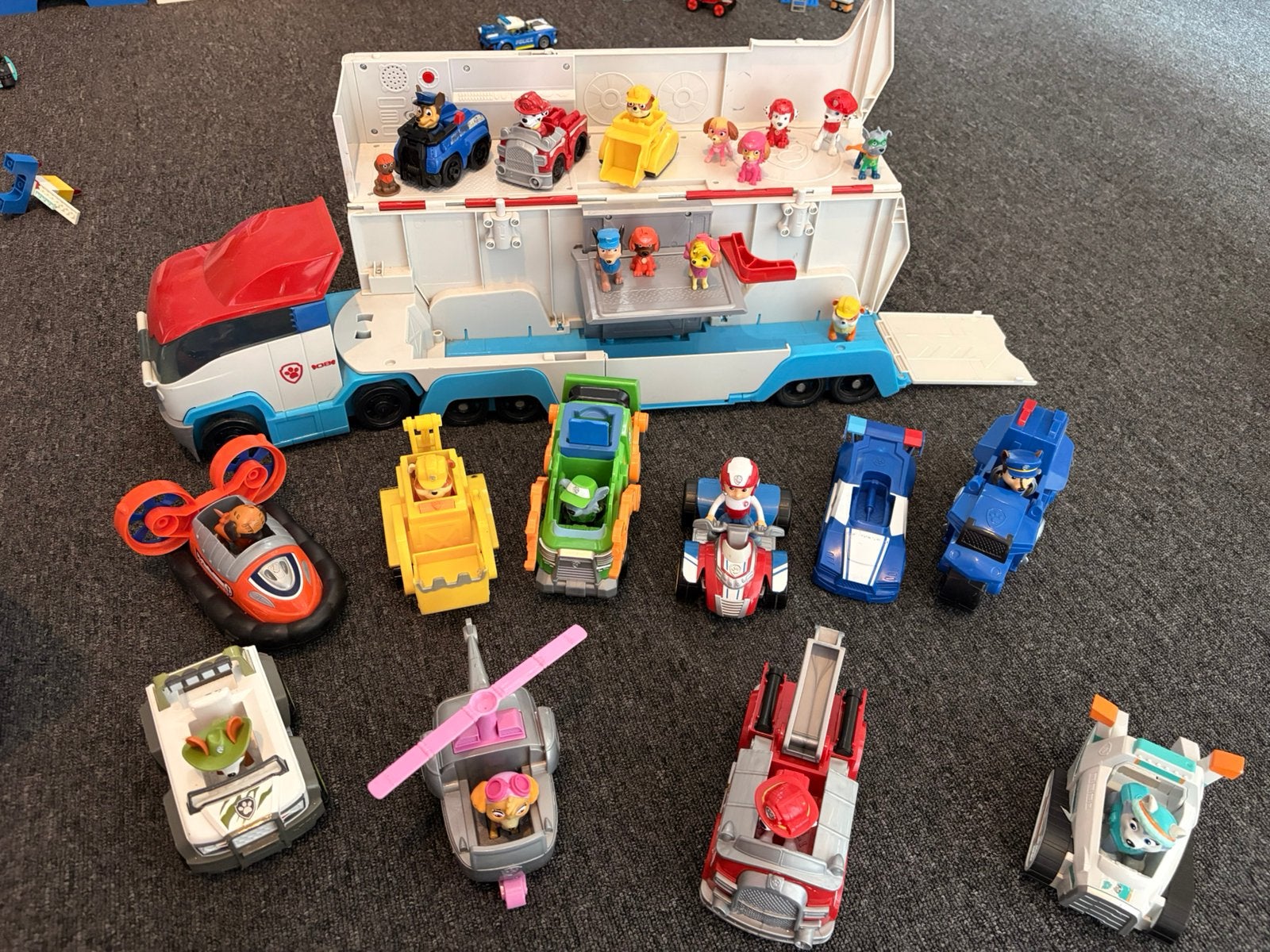 Grote Paw Patrol speelset + veel voertuigen & figuren, Kinderen en Baby's, Speelgoed | Speelgoedvoertuigen, Ophalen of Verzenden