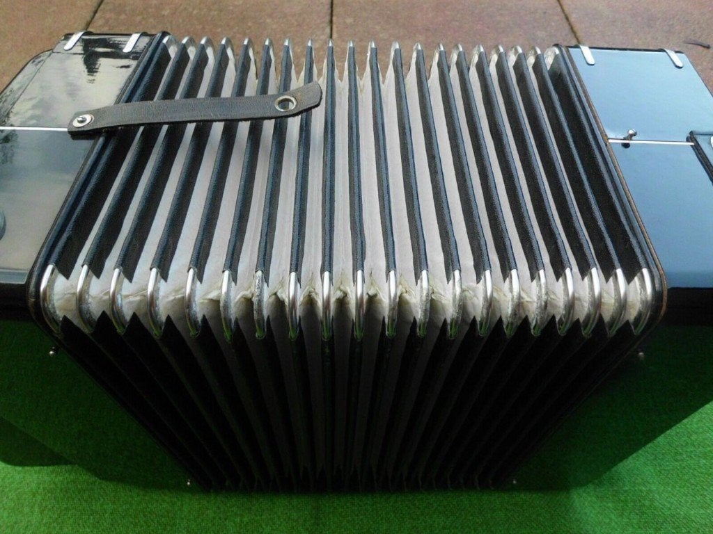 Hohner Wiener Pre Corona II G/C/F, 2 korig diatonisch zwart, 32-bas, Met koffer, Ophalen of Verzenden, Zo goed als nieuw
