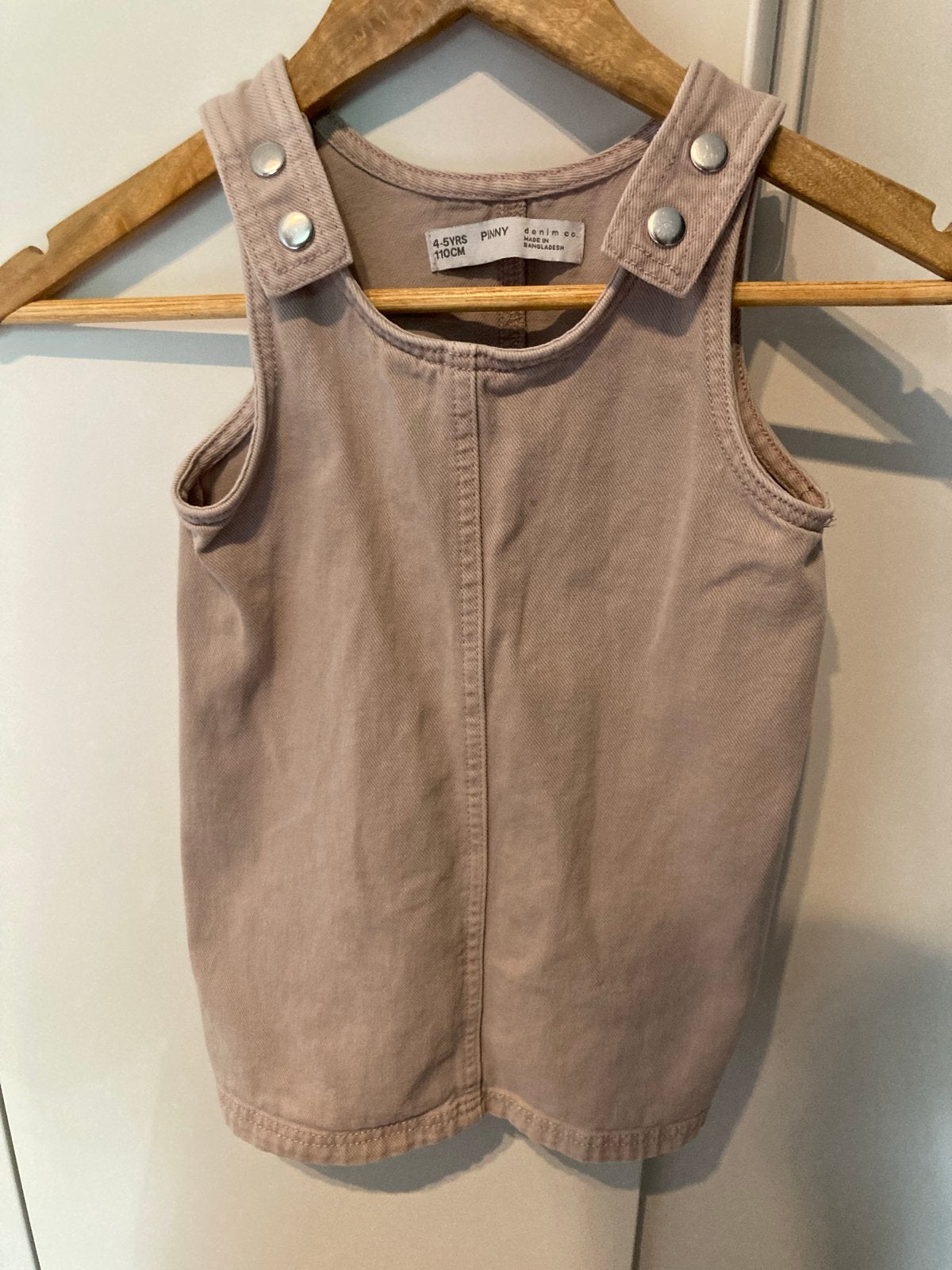 Leuke roze denim tuinbroek voor kinderen (4-5 jaar), Ophalen of Verzenden, Zo goed als nieuw, Jongen of Meisje