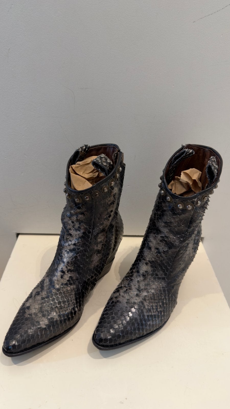 Stijlvolle slangenprint enkellaarzen met studs, Ophalen of Verzenden, Gedragen, Zwart, Lage of Enkellaarzen