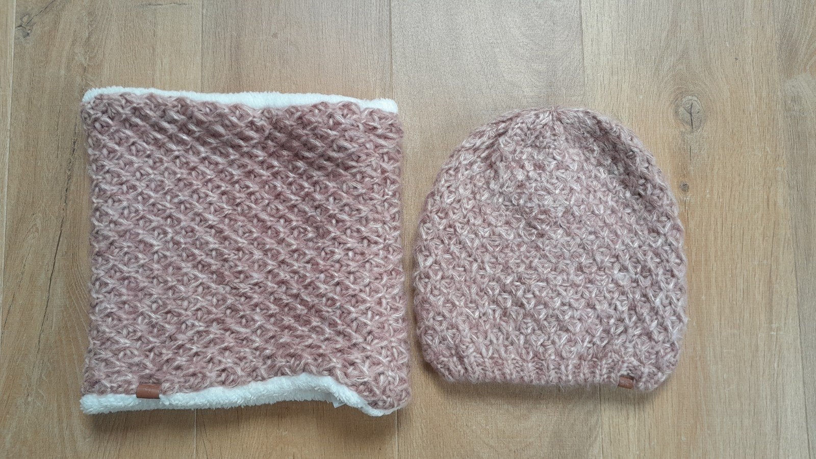 Muts en sjaal set - Roze gebreid met teddy voering, Maat 38/40 (M), Ophalen of Verzenden, Muts, Onbekend