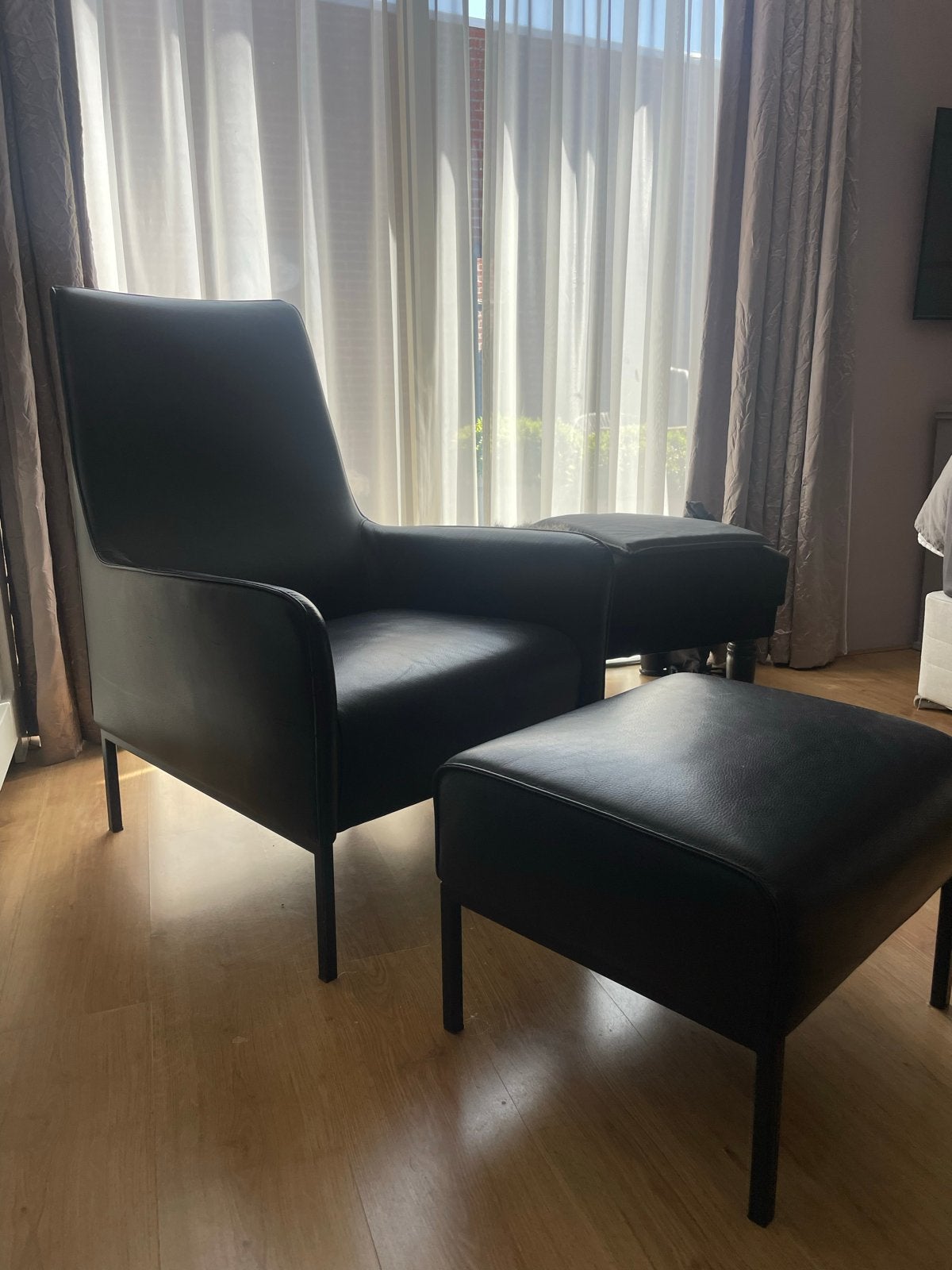 Linteloo Romeo fauteuil met poef - Zwart leer, Ophalen, Zo goed als nieuw, 50 tot 75 cm, Leer