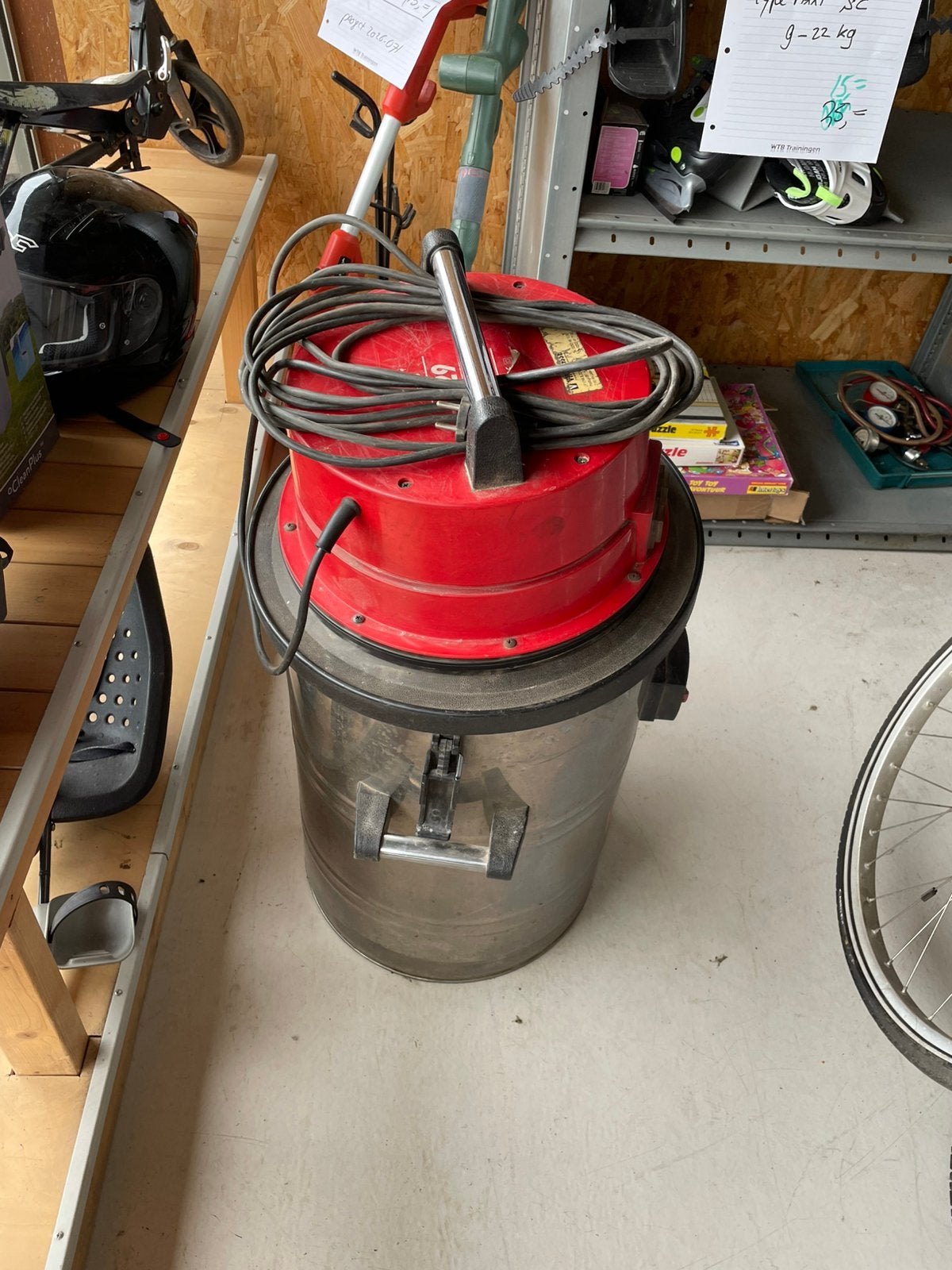 Goed werkende Soledo 629 Issa stof-/ water afzuiger, 2400W, Ophalen, Gebruikt, Afzuiger