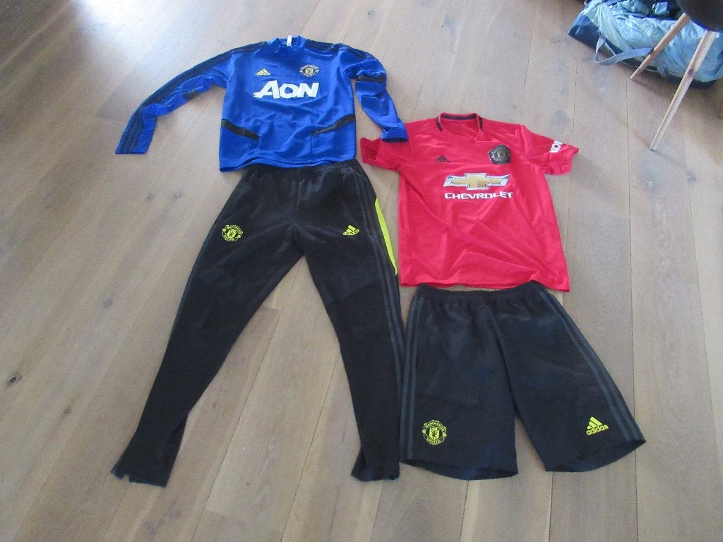2x Manchester United sportkleding shirt broek kepers broek, Sport en Fitness, Voetbal, Zo goed als nieuw, Set, Ophalen of Verzenden
