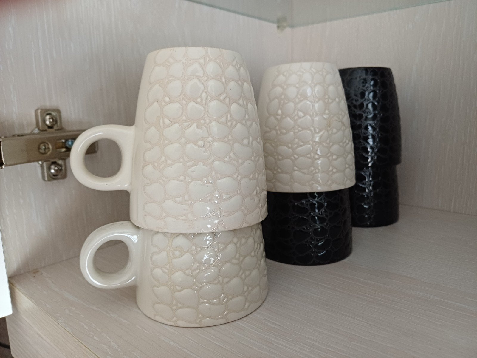 Set van 6 mokken, taupe en zwart, met reliëfpatroon, Ophalen, Zo goed als nieuw, Overige stijlen, Kop(pen) en/of Schotel(s)