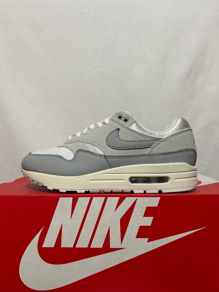 ALS NIEUW! Maat 41 -  Nike Air Max 1 Light Smoke Grey, Overige kleuren, Verzenden, Nike, Nike