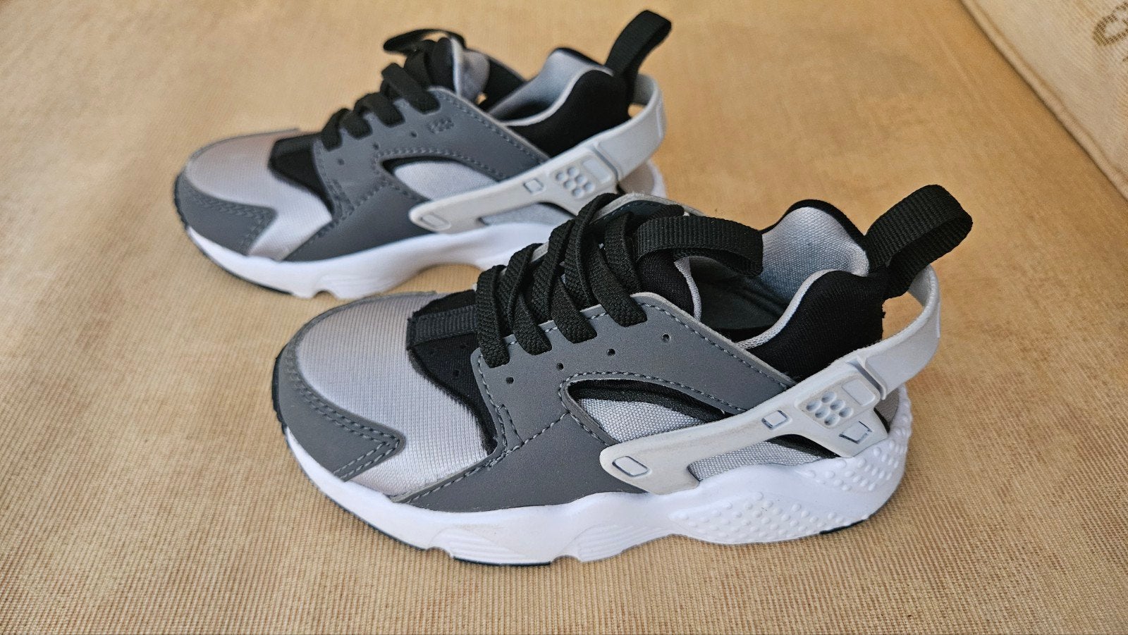 Nike Huarache sneakers voor peuter - Grijs/Zwart/Wit maat 25, Ophalen of Verzenden, Zo goed als nieuw, Nike, Jongen of Meisje
