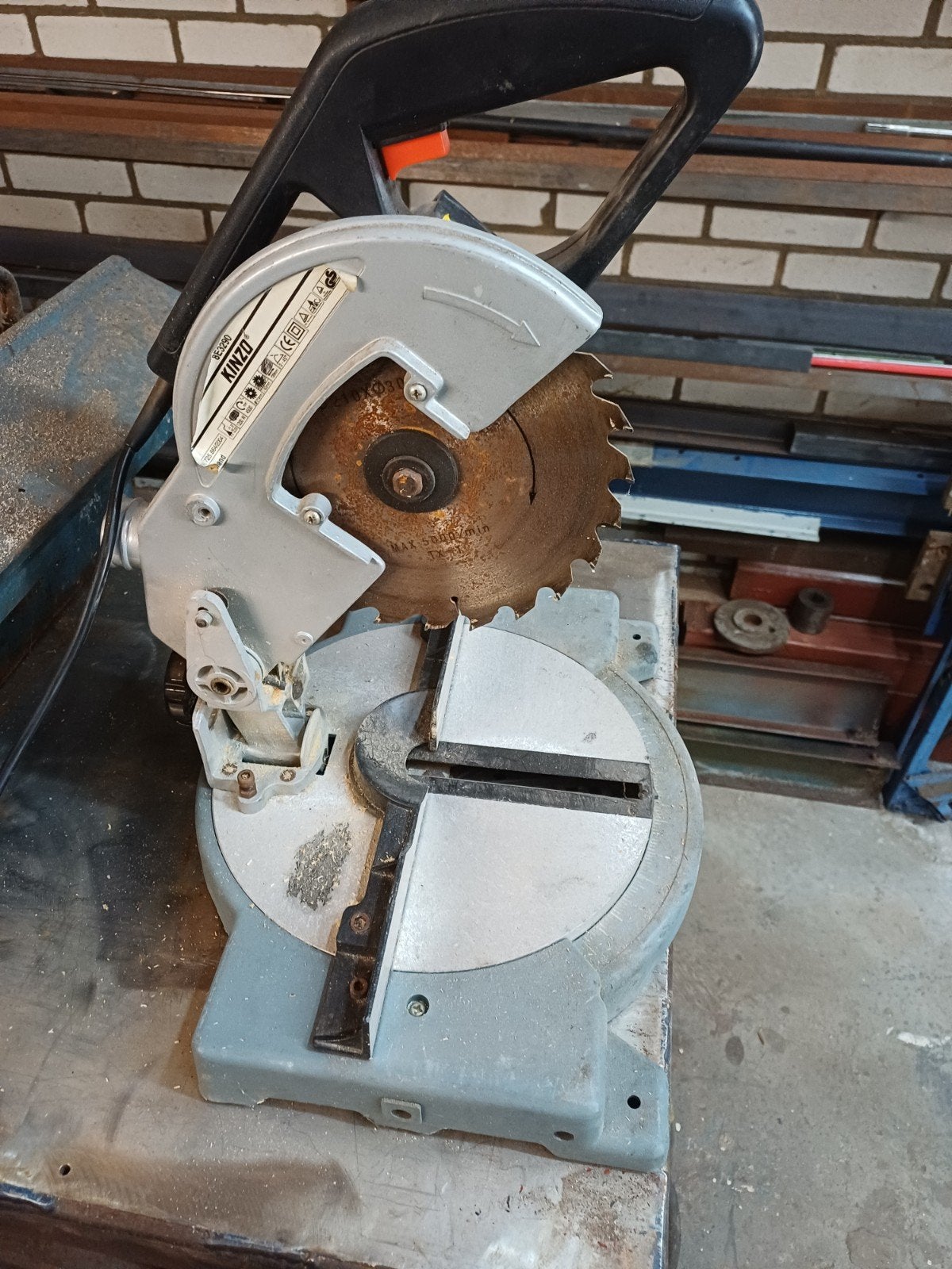 Kinzo Afkortzaag 1200W - Gebruikt, Doe-het-zelf en Verbouw, Gereedschap | Zaagmachines, Gebruikt, Kinzo, Ophalen of Verzenden