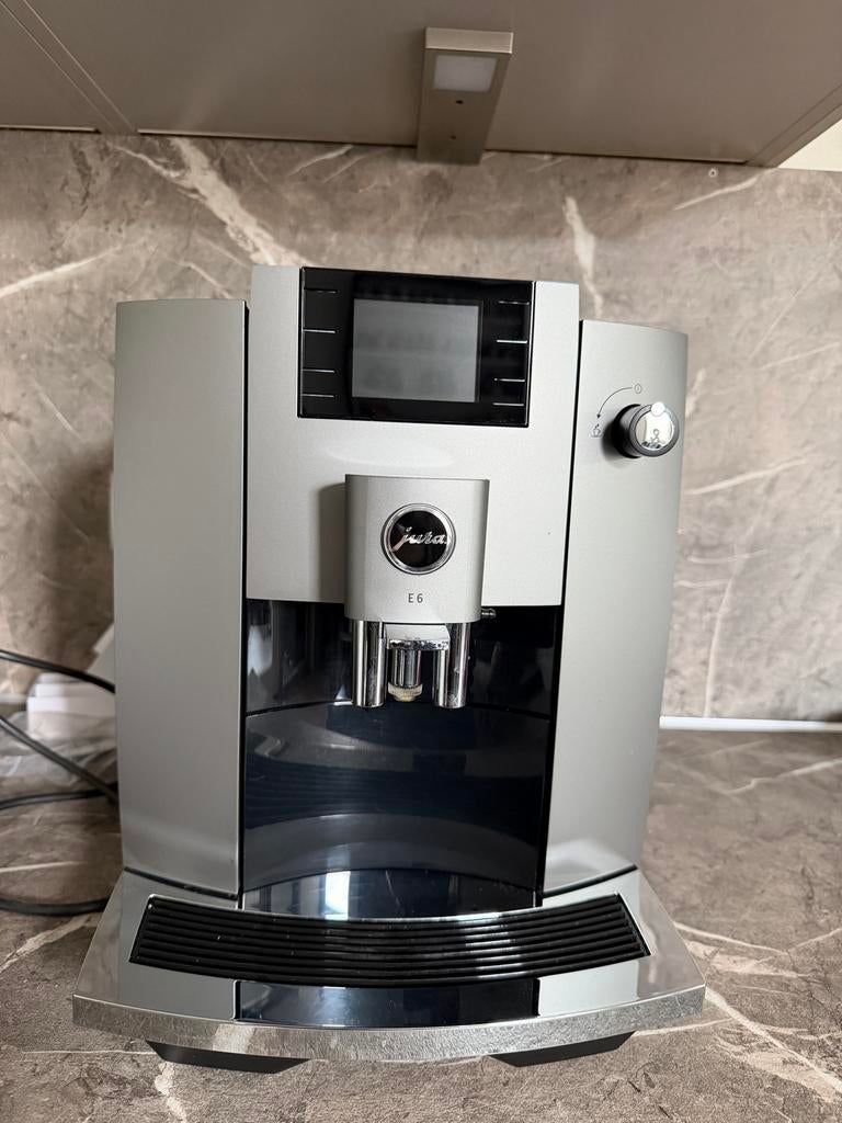 Jura E6 Platina volautomatische espressomachine, Witgoed en Apparatuur, Afneembaar waterreservoir, Espresso apparaat, 10 kopjes of meer