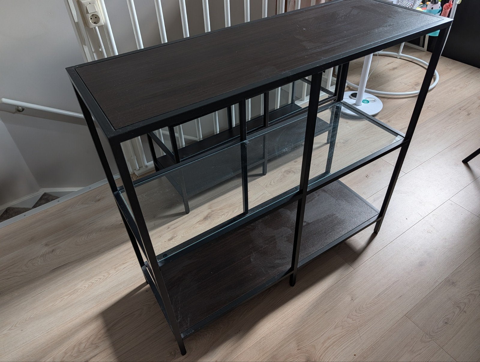 IKEA Vittsjö Dressoir - Zwart/Bruin met Glas, Ophalen, Met plank(en), Gebruikt, 100 tot 150 cm