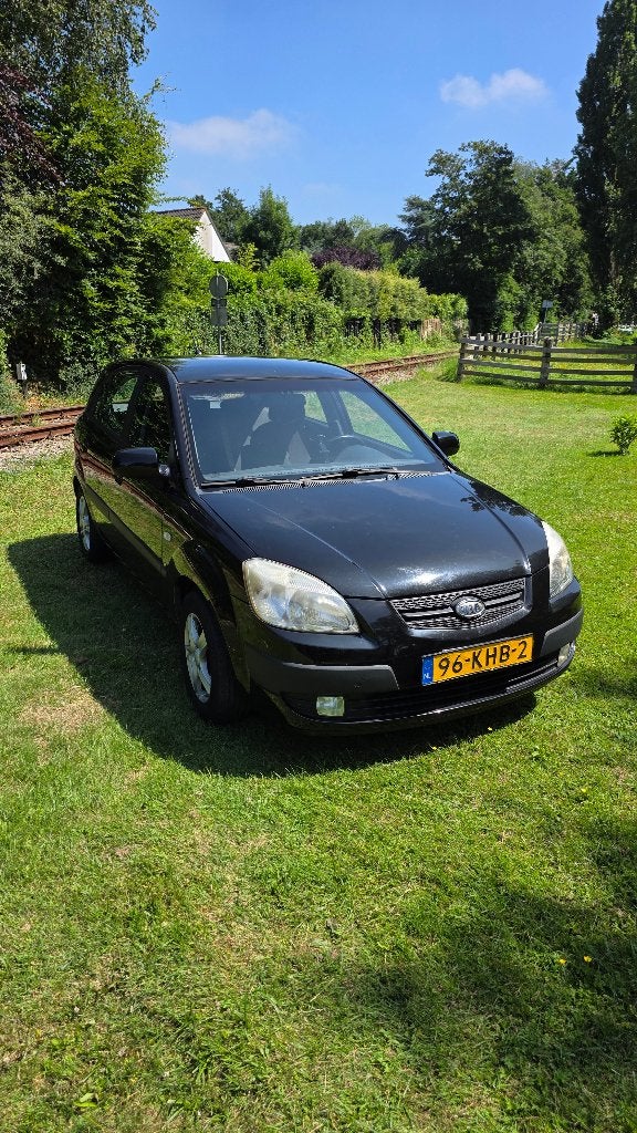 Kia Rio 1.4 HB 2009 zwart | Garage onderhouden | APK 17 juni, Voorwielaandrijving, Stof, 4 cilinders, 1054 kg