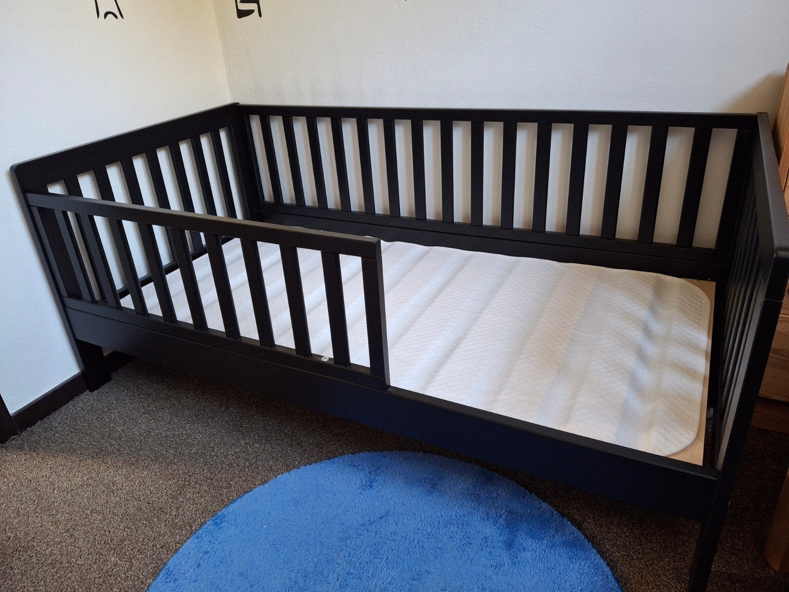 Zgan Zwart peuterbed meegroeibed 140x70 +matras +lattenbodem, 70 tot 85 cm, 140 tot 160 cm, Zo goed als nieuw, Ophalen