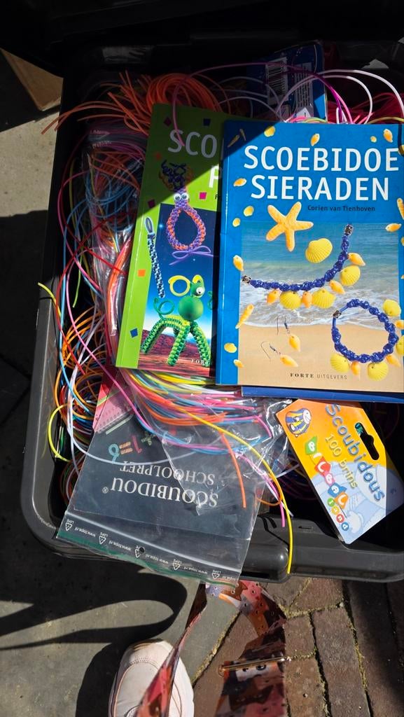 Grote krat vol Scoubidou touwtjes en boeken, Ophalen of Verzenden
