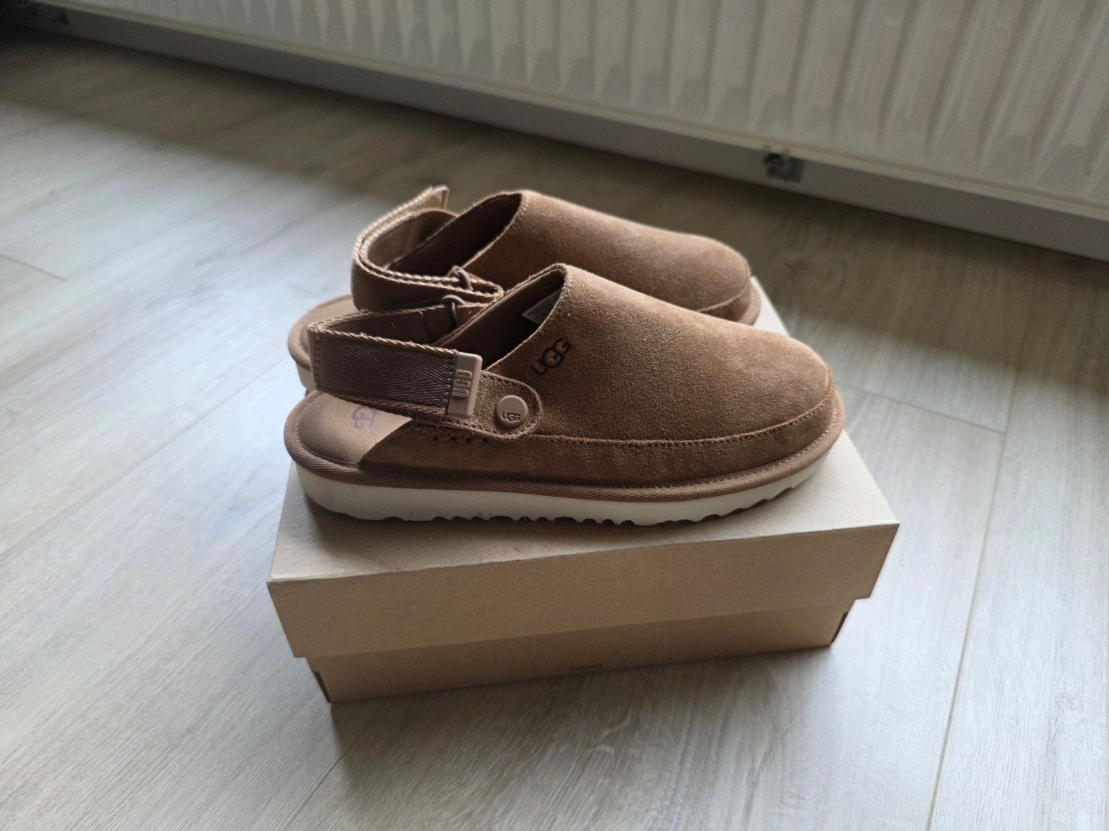 2 paar UGG Goldenstar Clog maat 35 - Nieuw in doos, UGG, Jongen of Meisje, Overige typen, Nieuw
