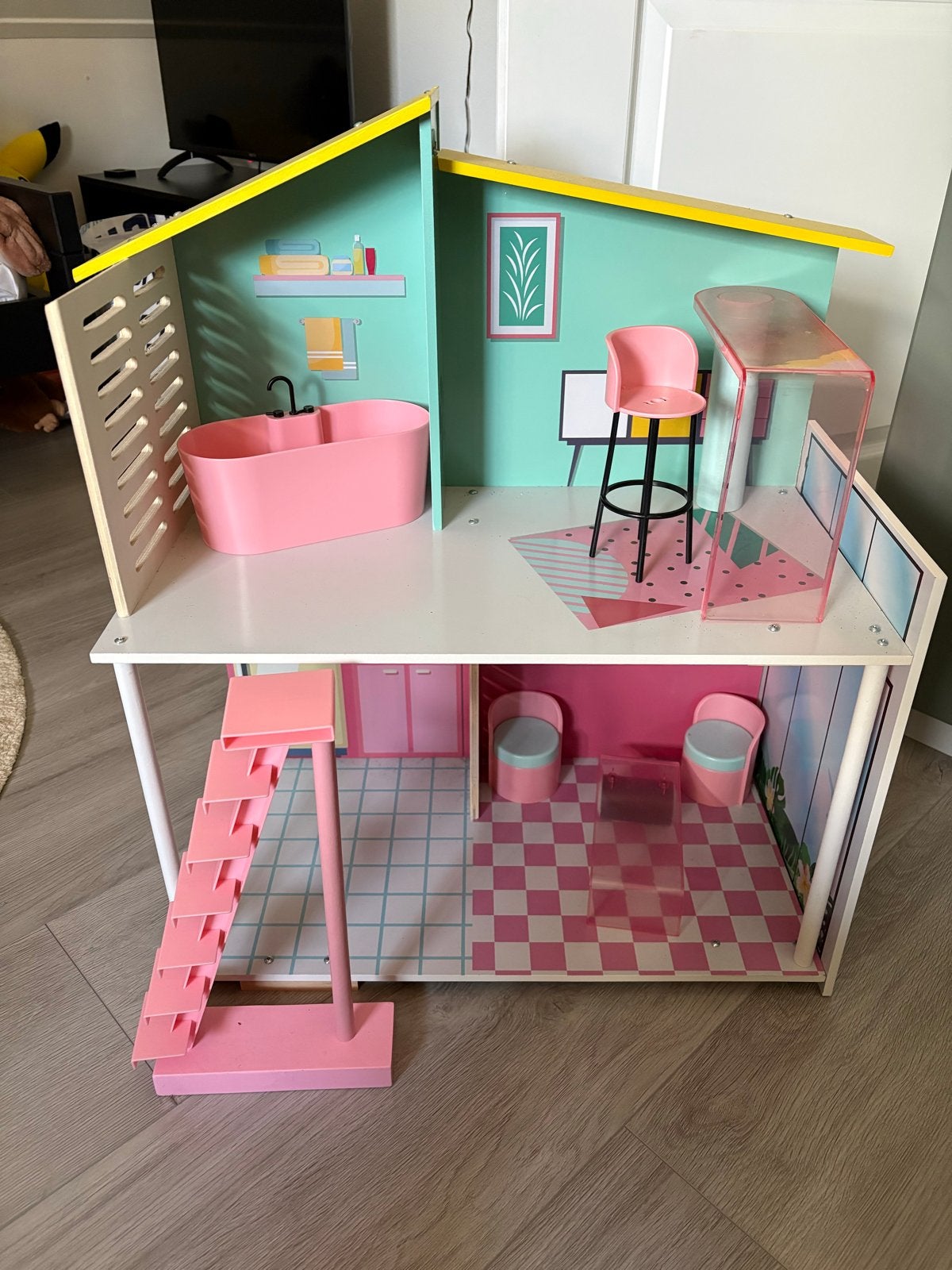 Groot en modern poppenhuis met meubels, Ophalen, Zo goed als nieuw, Poppenhuis