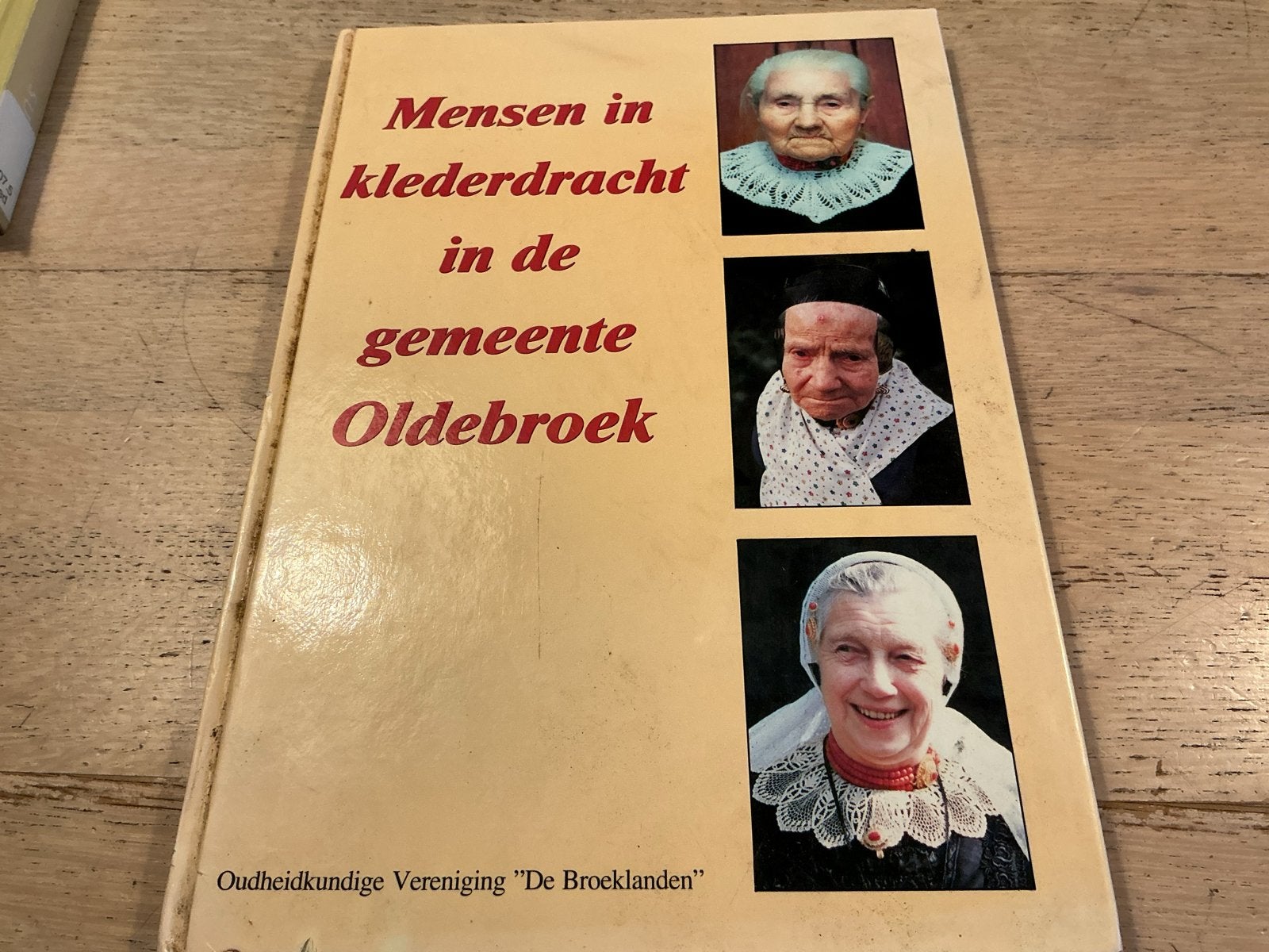 Mensen in klederdracht in de gemeente Oldebroek.Streekdracht, Ophalen of Verzenden, 20e eeuw of later, Gelezen