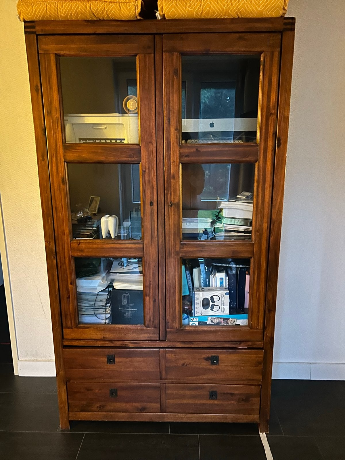 Massief houten vitrinekast met lades en glazen deuren, Huis en Inrichting, Ophalen, Gebruikt, 100 tot 150 cm, Met lade(s)