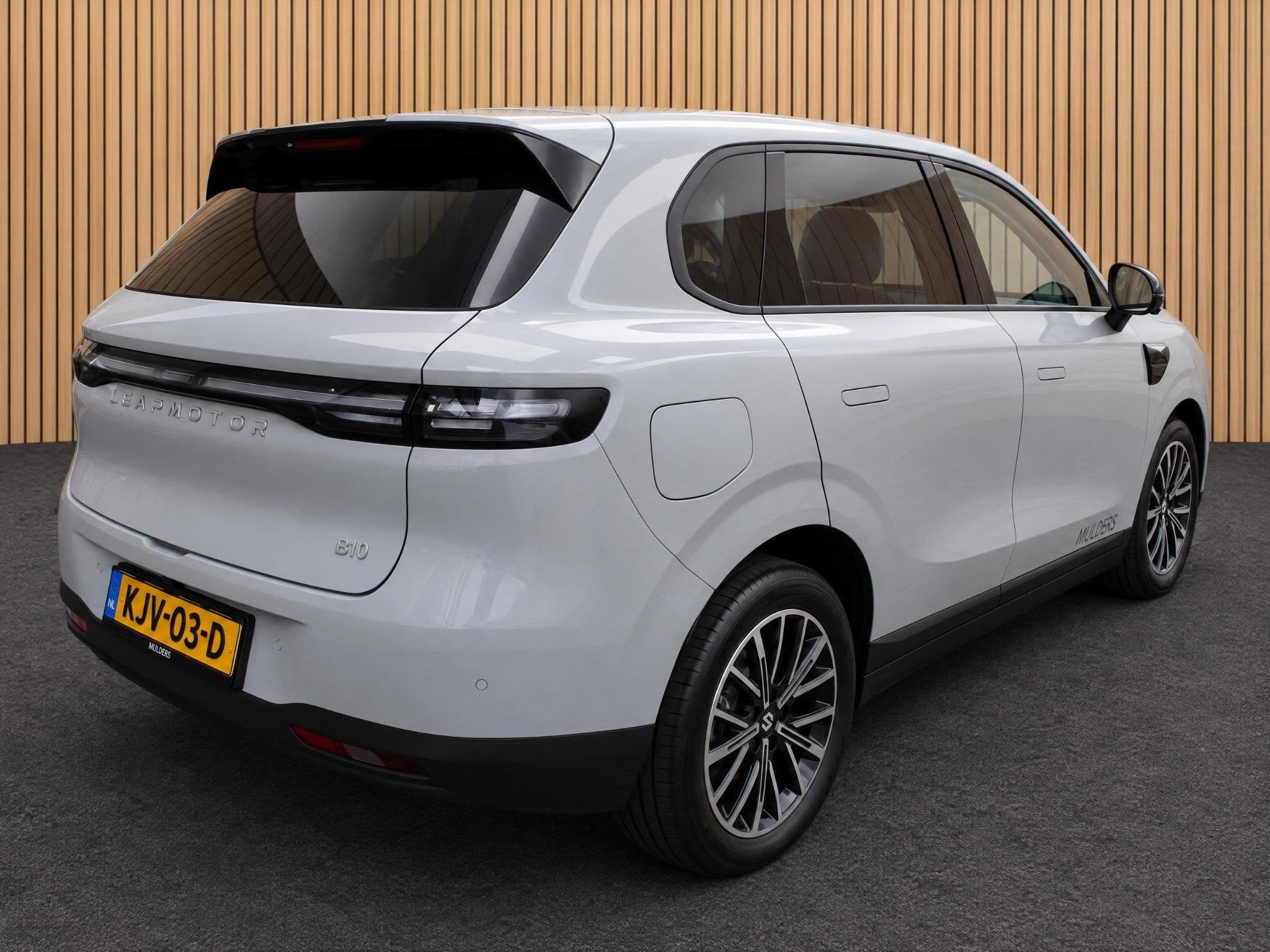 Leapmotor B10 Design Hybrid EV 18.8 kWh Direct leverbaar, Auto's, 12 maanden, Achterwielaandrijving, Gebruikt, 4 cilinders