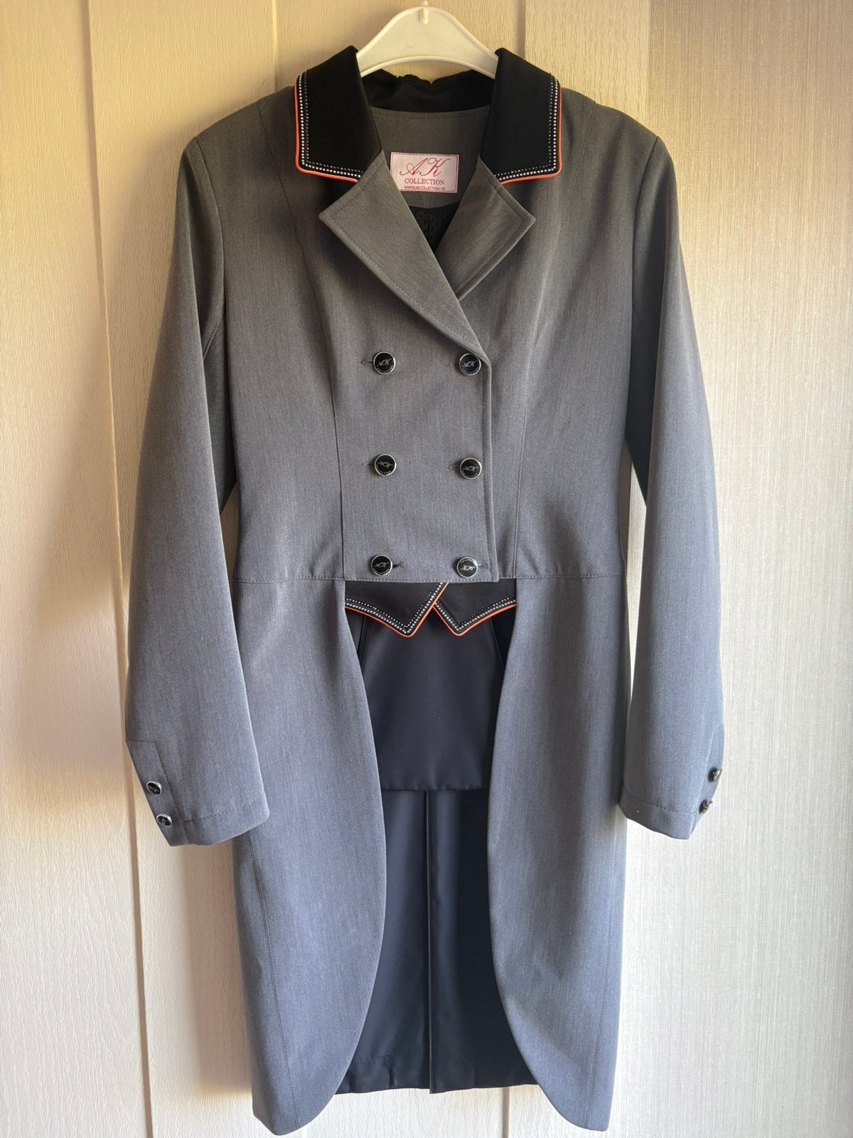 Nieuwe slipjas, Dieren en Toebehoren, Paardrijkleding, Dressuur, Nieuw, Ophalen of Verzenden, Grijs