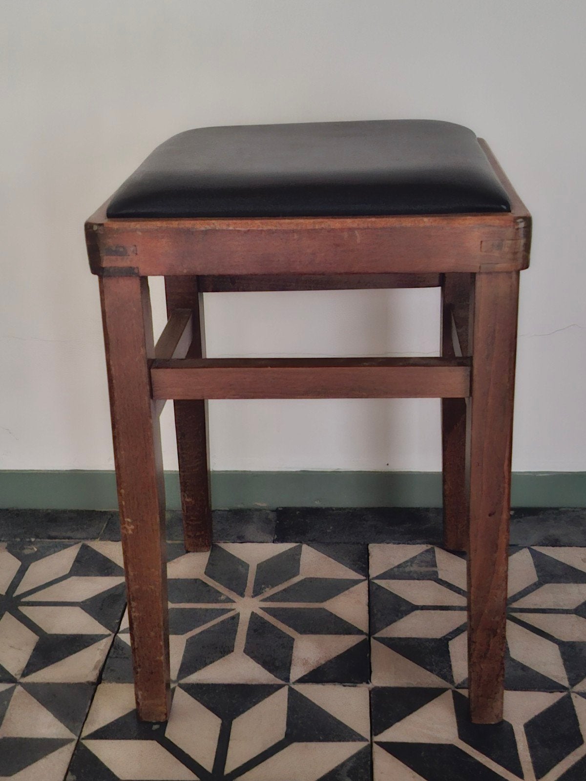Vintage Amsterdamse School Kruk met zwart skay zitting, Ophalen of Verzenden, Gebruikt, Hout
