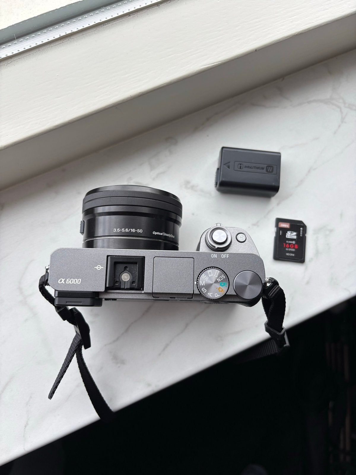 Foto 2 van Sony Alpha A6000 Systeemcamera met 16-50mm lens 2700 clicks