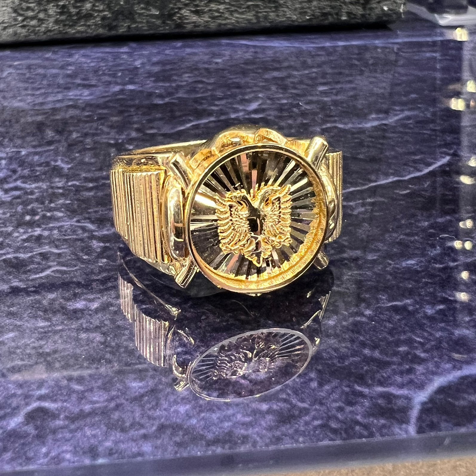 14 karaat gouden ring tweekoppige adelaar, Ophalen of Verzenden, Nieuw, Goud
