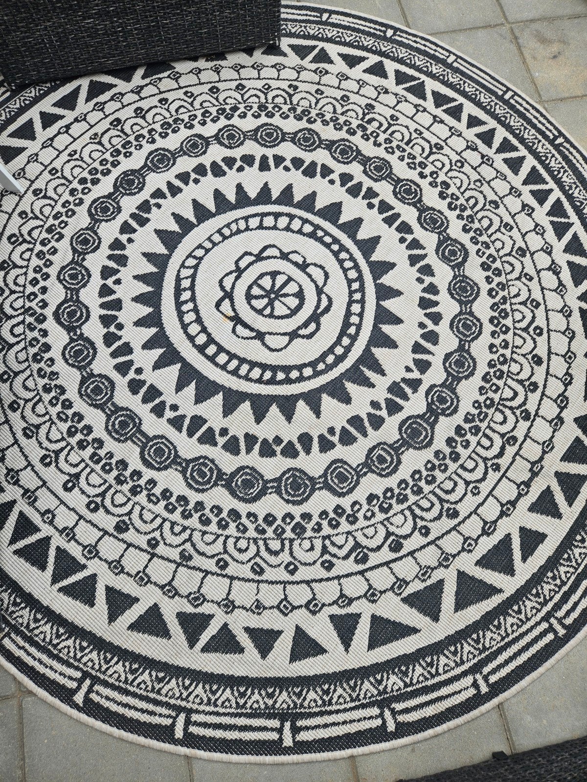 Rond buitenkleed zwart-wit met mandala patroon, Ophalen, Gebruikt