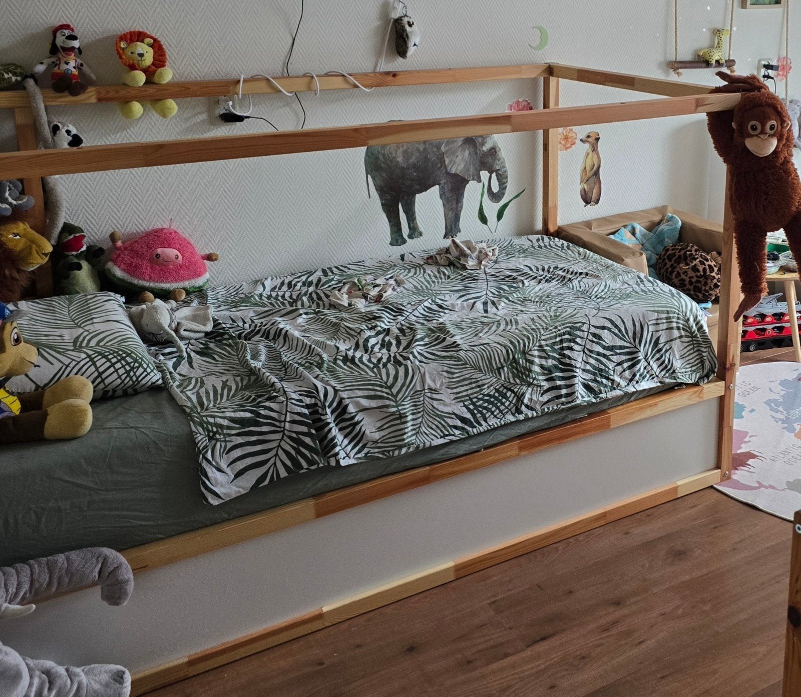 KURA bed ikea 90x200 inclusief matras en bedient oceaan, Kinderen en Baby's, Kinderkamer | Stapelbedden en Hoogslapers, Ophalen