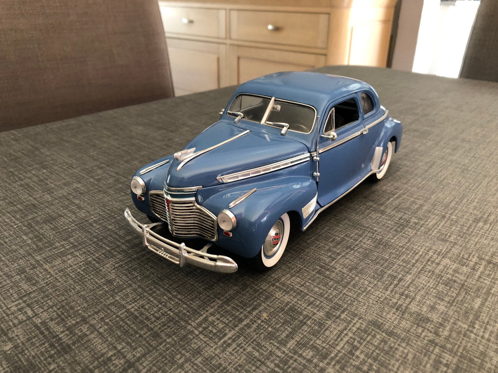 Universal hobbies 1/18 Chevrolet de luxe uit 1941 lees tekst, Hobby en Vrije tijd, Ophalen, Zo goed als nieuw, Auto, Overige merken