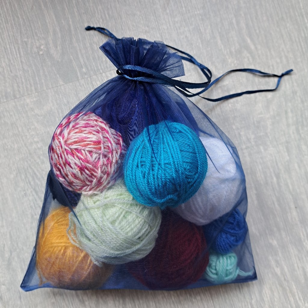 Organza zakje gevuld met diverse bolletjes "wol"., Ophalen of Verzenden, Nieuw