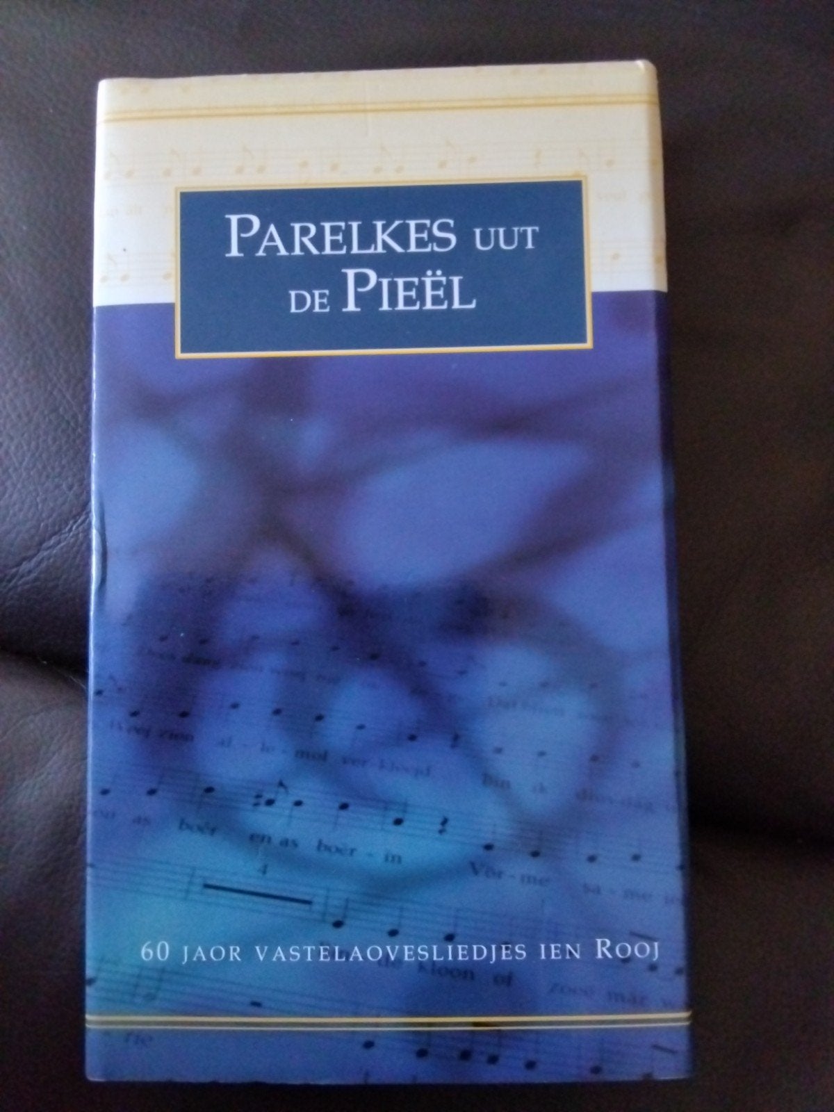 Parelkes uut de Pieël 60 jr Vastelaovesliedjes medailles etc, Ophalen of Verzenden, Zo goed als nieuw, Overige onderwerpen, Onbekend