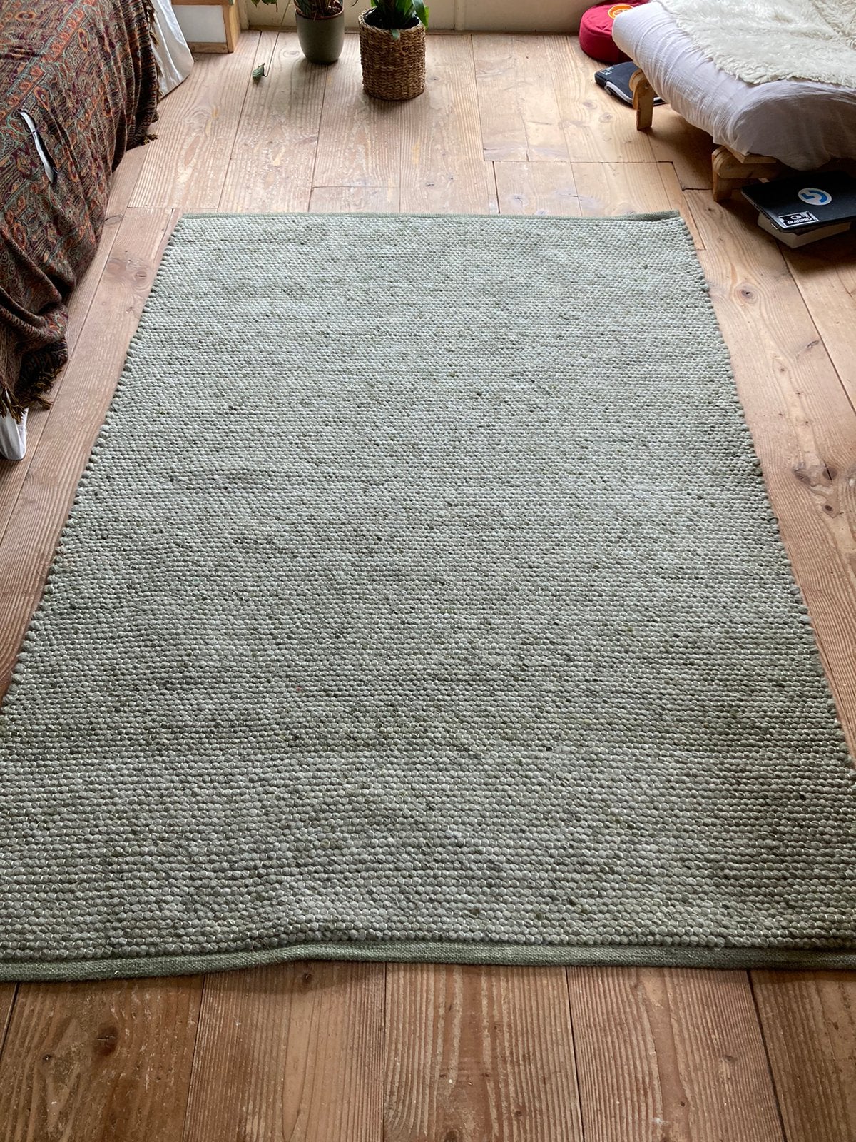 Olijfgroene vloerkleed, nog maar 2 maand oud., Huis en Inrichting, Stoffering | Tapijten en Kleden, Zo goed als nieuw, 200 cm of meer