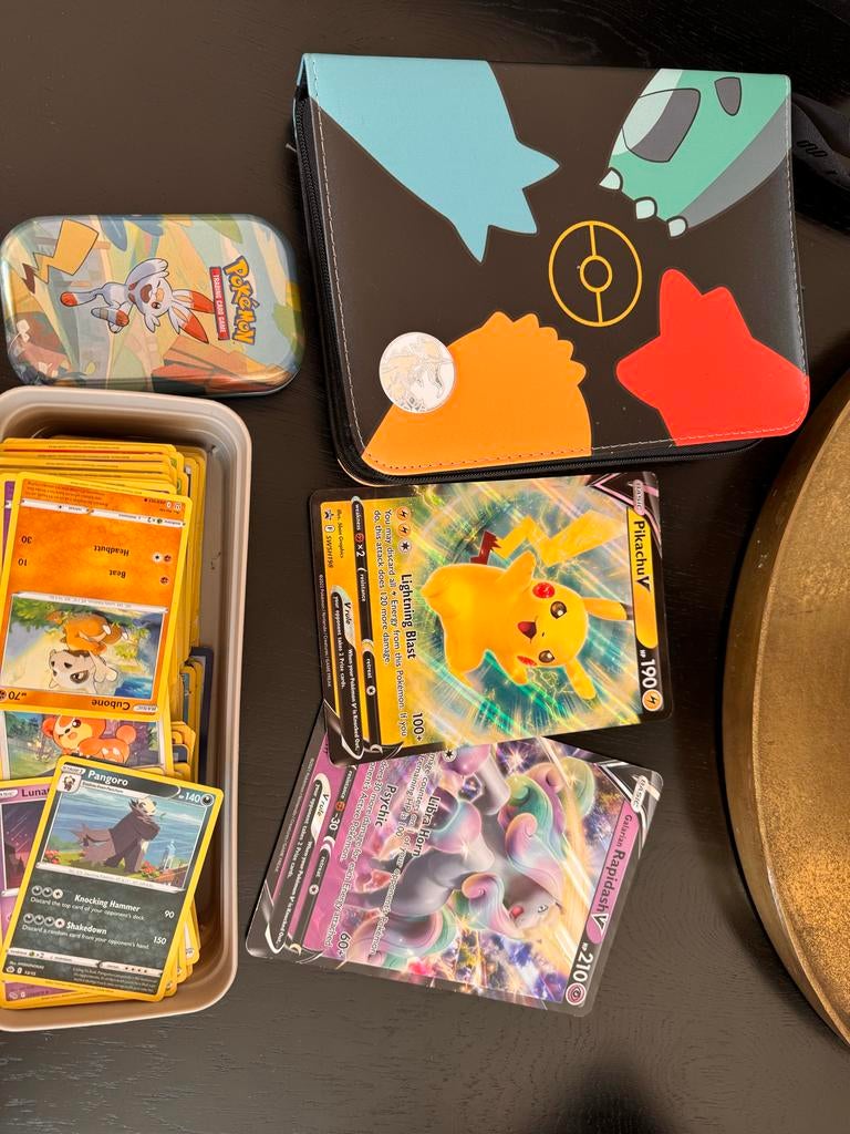 Pokémon kaarten en klapper - Pikachu V, Galarian Rapidash V, Ophalen of Verzenden, Gebruikt, Meerdere kaarten, Foil