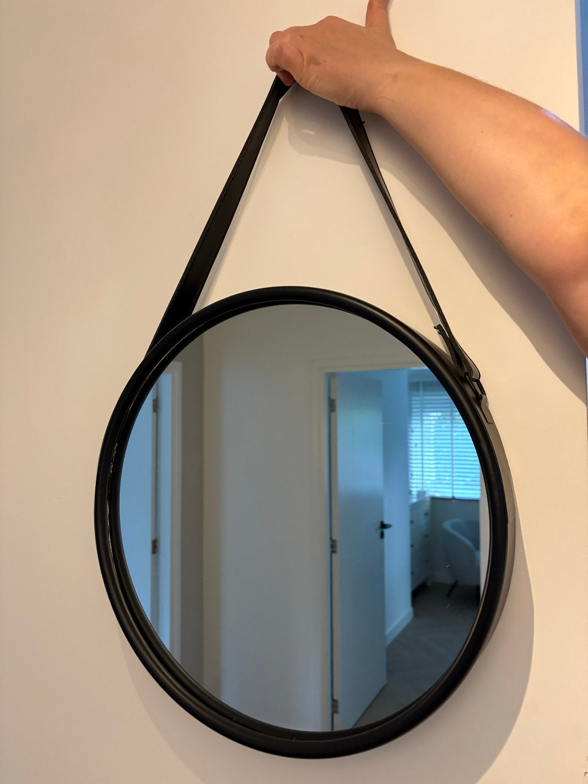 Ronde spiegel 40cm met zwarte rand en leren ophangband, Huis en Inrichting, Ophalen, Rond, Zo goed als nieuw, Minder dan 100 cm