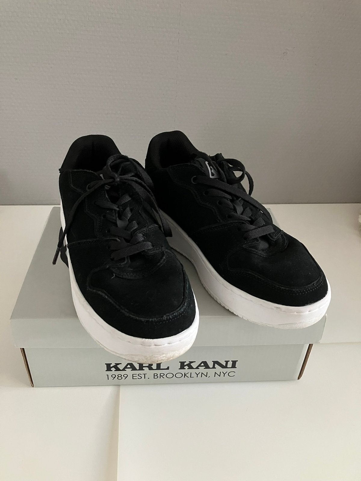 Zwarte suede Karl Kani Sneakers 40,5, Kleding | Heren, Schoenen, Ophalen of Verzenden, Zo goed als nieuw, Zwart