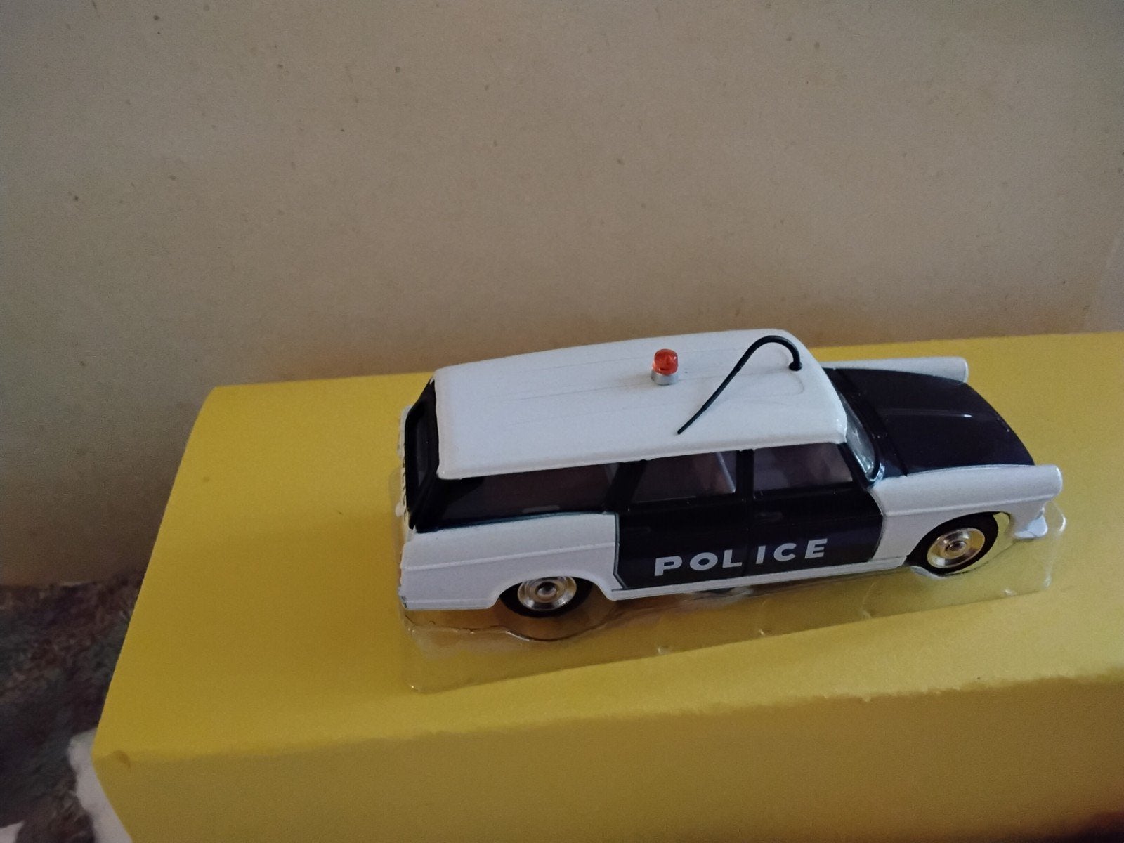 DINKY TOYS ATLAS   BREAK PEUGEOT 404 POLICE NO 1429, Hobby en Vrije tijd, Ophalen of Verzenden, Zo goed als nieuw, Auto, Dinky Toys