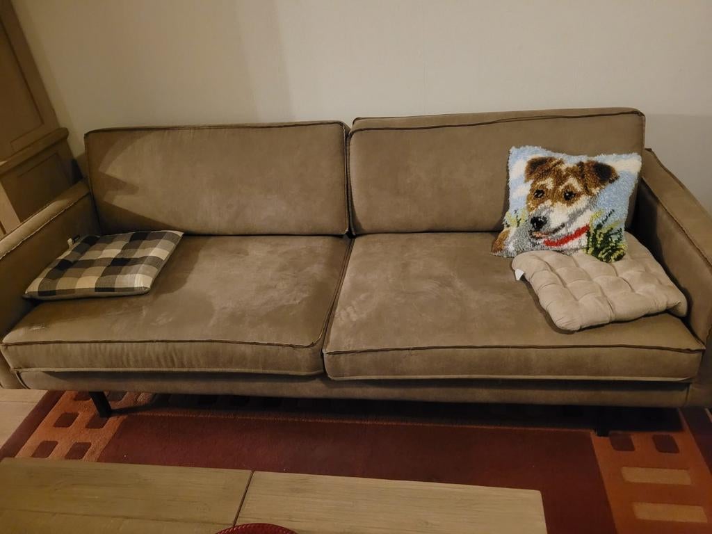 Comfortabele 2-zitsbank in taupe stof, Huis en Inrichting, Banken | Bankstellen, Gebruikt, Driepersoons, 75 tot 100 cm, Ophalen of Verzenden