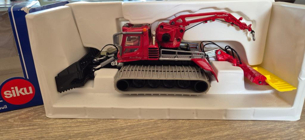 Siku Pistenbully met Kraan en Lier - Zo goed als nieuw, Ophalen of Verzenden, Zo goed als nieuw, Hijskraan, Tractor of Landbouw