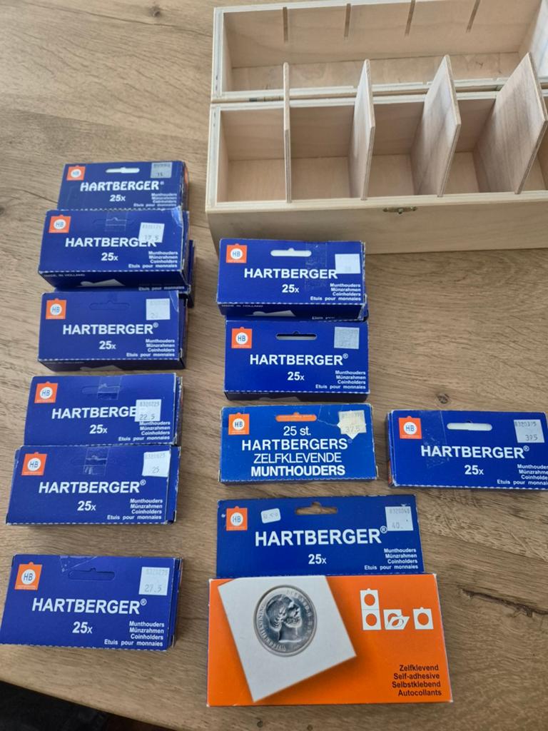 Hartberger assorti-box met zelfklevende munthouders, Ophalen of Verzenden, Overige typen