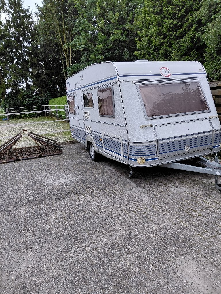 T.E.C. , een nette gezinscaravan 4 a 5 pers. van bwjr. 2002, Caravans en Kamperen, Caravans, Hefbed, T.E.C., Rondzit, Schokbreker