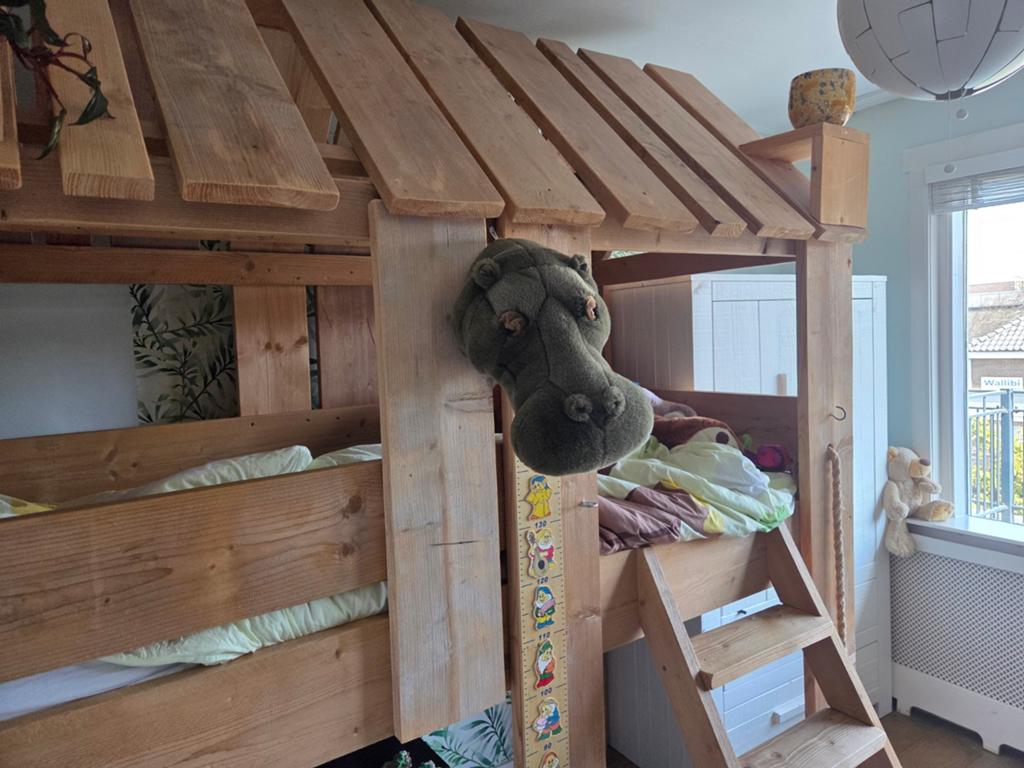 Uniek handgemaakt houten stapelbed met huisjesdak, Ophalen, Gebruikt, 90 cm, Tweepersoons