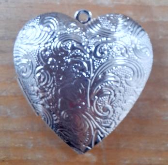 Zilverkleur bewerkt medaillon hart. 40x42 mm, Overige materialen, Nieuw, Ophalen of Verzenden, Hart