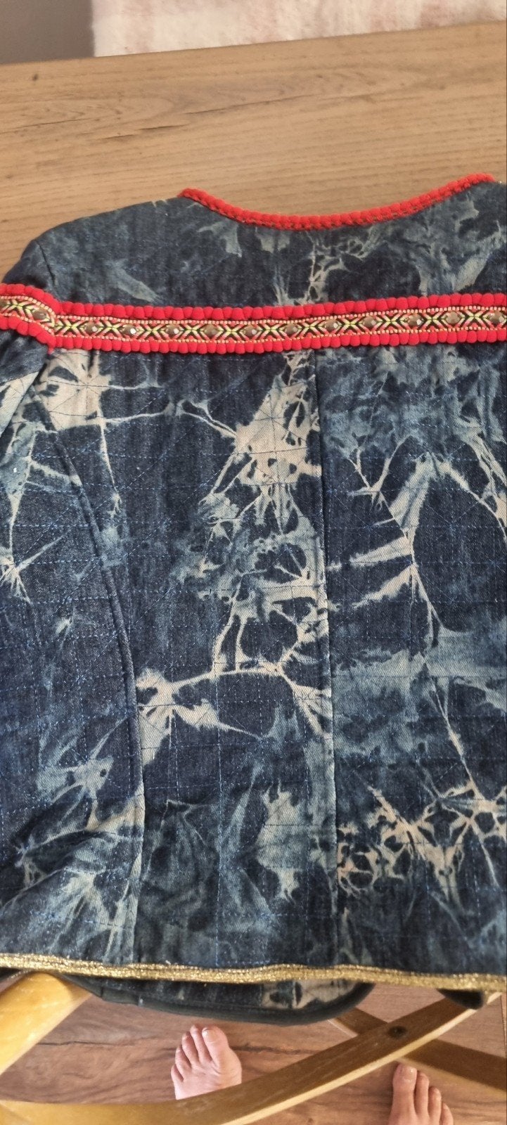 Te koop heel mooi jeans jasje met strass goud en sierband e, Ophalen, Blauw, Maat 42/44 (L), Zo goed als nieuw